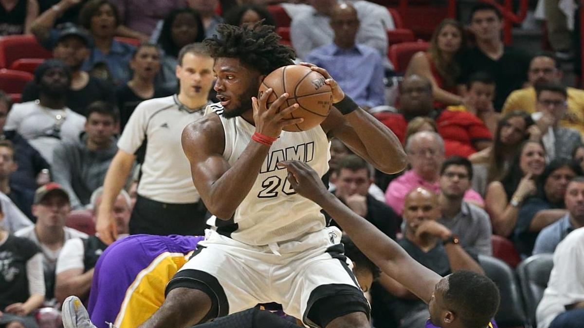 Justise Winslow, del Heat (izq.), pelea una bola con el jugador de los Lakers Luol Deng, el pasado 22 de diciembre en Miami.