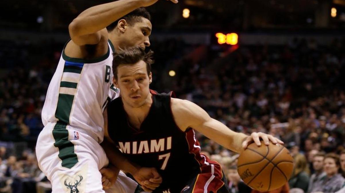 Goran Dragic (7), del Heat, enfrenta la marcación de Malcolm Brogdon, de los Bucks, la noche del viernes 13 de enero del 2017, en Milwaukee.