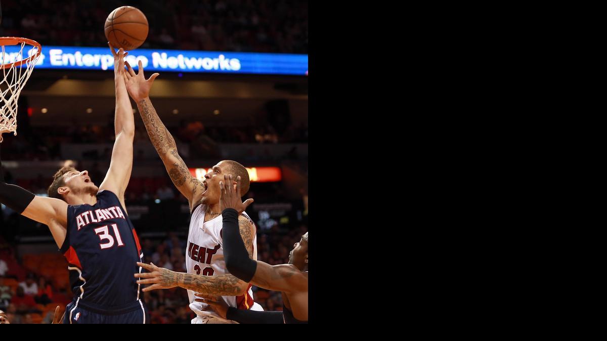 
Michael Beasly, del Heat, se enfrenta a Mike Muscala (31), de los Hawks, la noche del sábado en el AAA.
