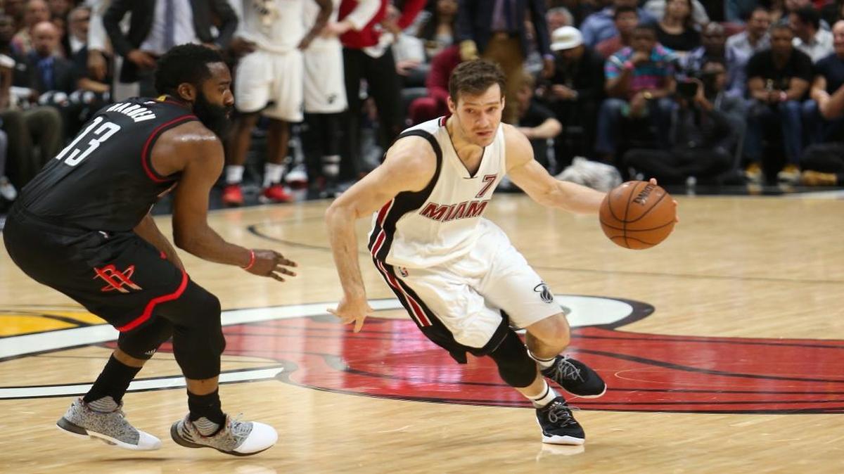 El armador del Heat Goran Dragic (der.) conduce la pelota ante la marca de James Harden, de los Rockets, en el tercer cuarto del partido celebrado el 17 de enero del 2017 en Miami.