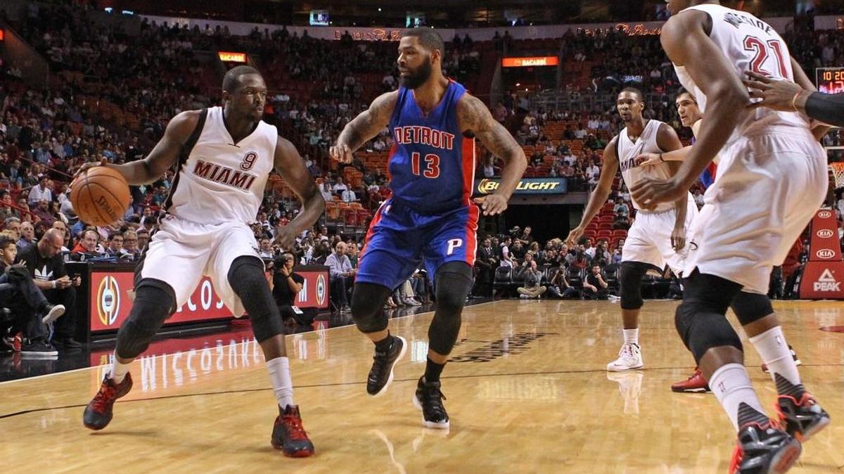 LOUL DENG intenta pasar la bola a Hassan Whiteside contra los Pistons de Detroit.
