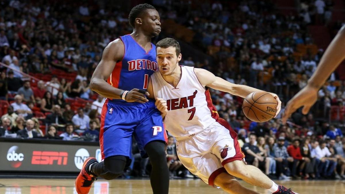 El armador del Heat Goran Dragc (der.) trata de penetrar al aro ante la marca de Reggie Jackson, de los Pistons de Detroit, en el encuentro celebrado el martes 5 de abril del 2016 en Miami.