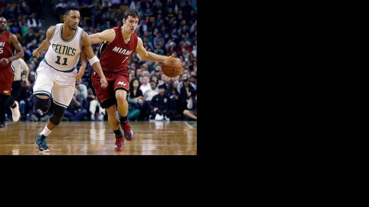 
El armador titular del Heat Goran Dragic (der.) lleva el balón marcado por Evan Turner, de los Celtics.



