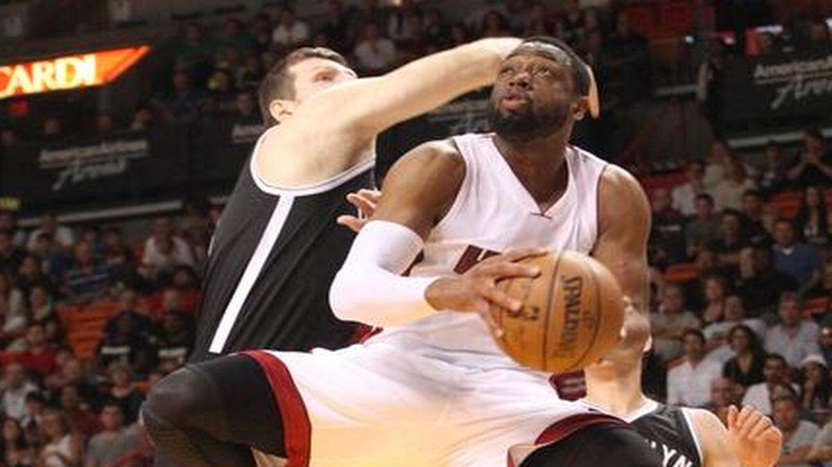 
Dwyane Wade trata de anotar la canasta por el Heat en el partido contra los Nets de Brooklyn, el domingo en Miami.


