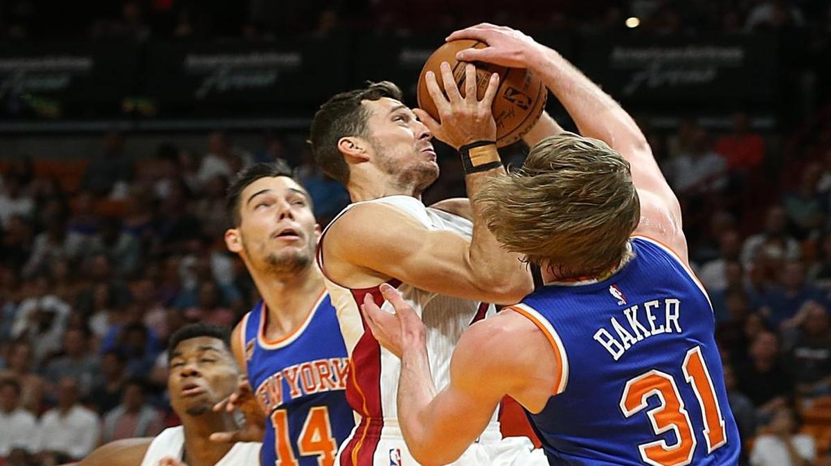 Goran Dragic, del Heat, intenta lanzar sobre Ron Baker (31) y Willy Hernangomez (14), de los Knicks, en el AmericanAirlines Arena en Miami la noche del viernes 31 de marzo del 2017.