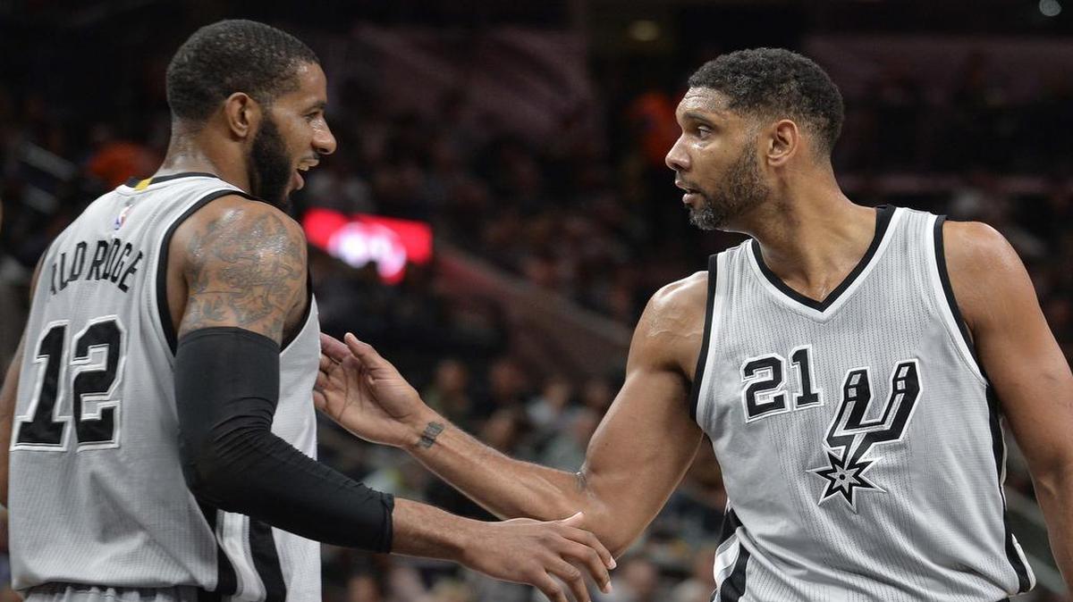 Tim Duncan (der.), de los Spurs de San Antonio, felicita a su compañero LaMarcus Aldridge por un enceste durante el encuentro ante los Grizzlies de Memphis, el viernes 25 de marzo de 2016. 
