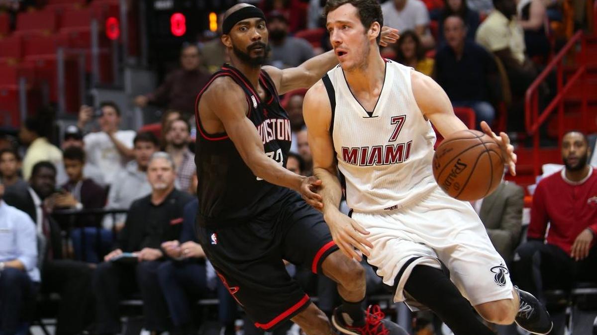 Goran Dragic, del Heat, se lleva la bola seguido por Corey Brewer (33), de los Rockets, el 17 de enero del 2017.