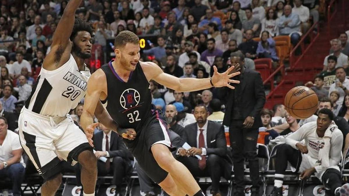 Brake Griffin, de los Clippers (der.), recibe la pelota ante la marca del jugador del Hear Justise Winslow el pasado 16 de diciembre en el American Airlines Arena.