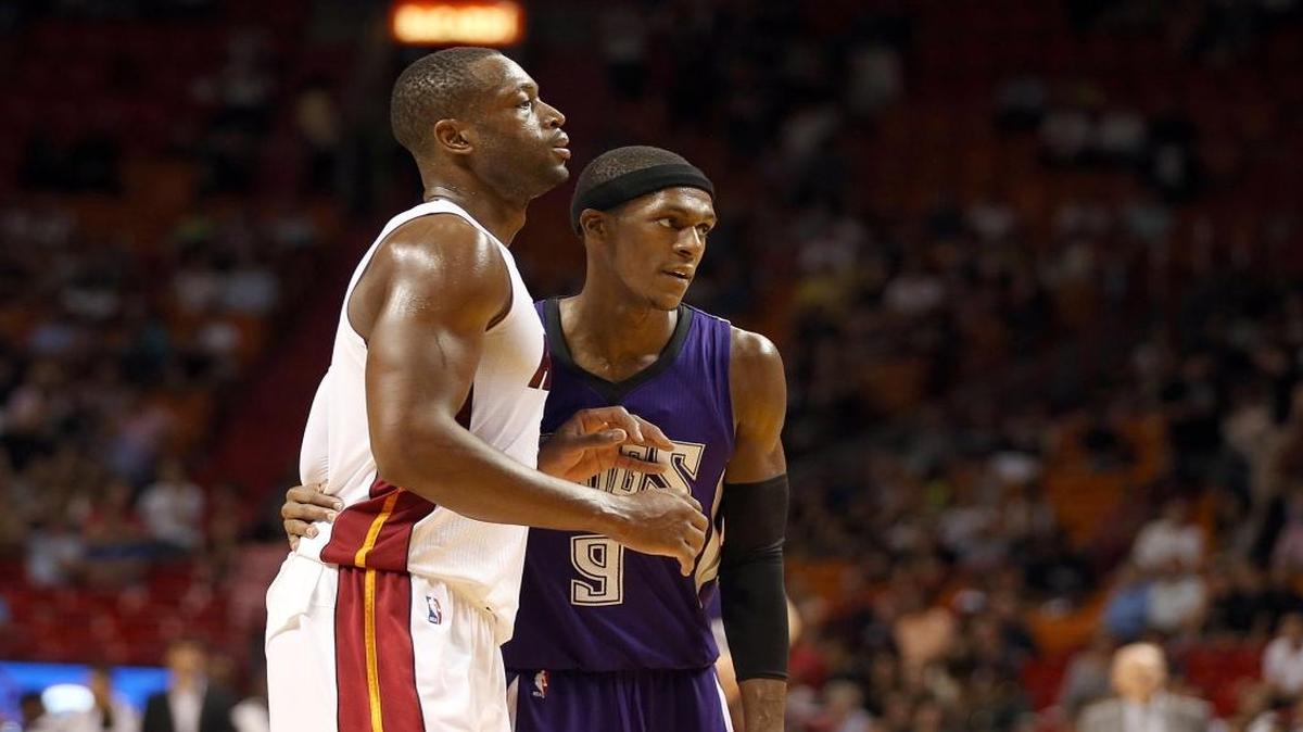 DWYANE WADE es marcado por Rajon Rondo (d) en choque celebrado el 19 de noviembre del 2015 en Miami.