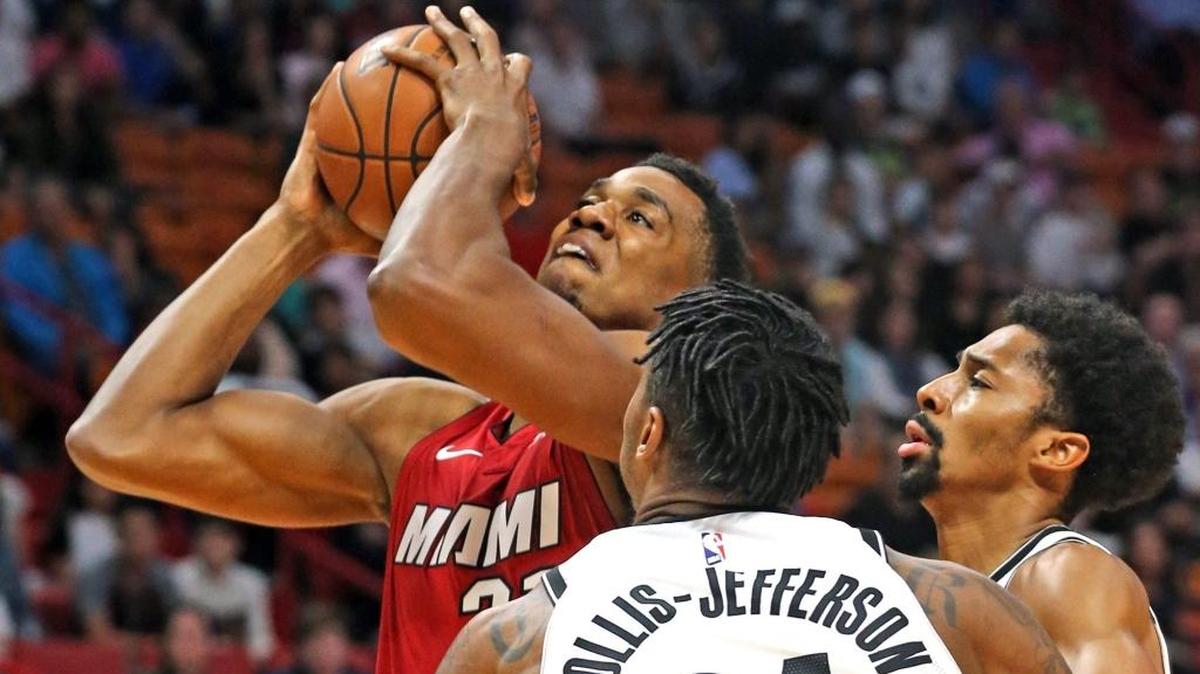 El centro del Heat Hassan Whiteside (21) trata de anotar entre los jugadores de los Nets Rondae Hollis-Jefferson y Spencer Dinwiddie este viernes en el American Airline Arena, en Miami.