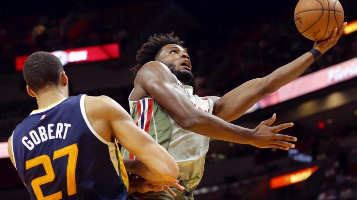 JUSTISE WINSLOW ataca el aro por encima de Rudy Gobert el 12 de noviembre.