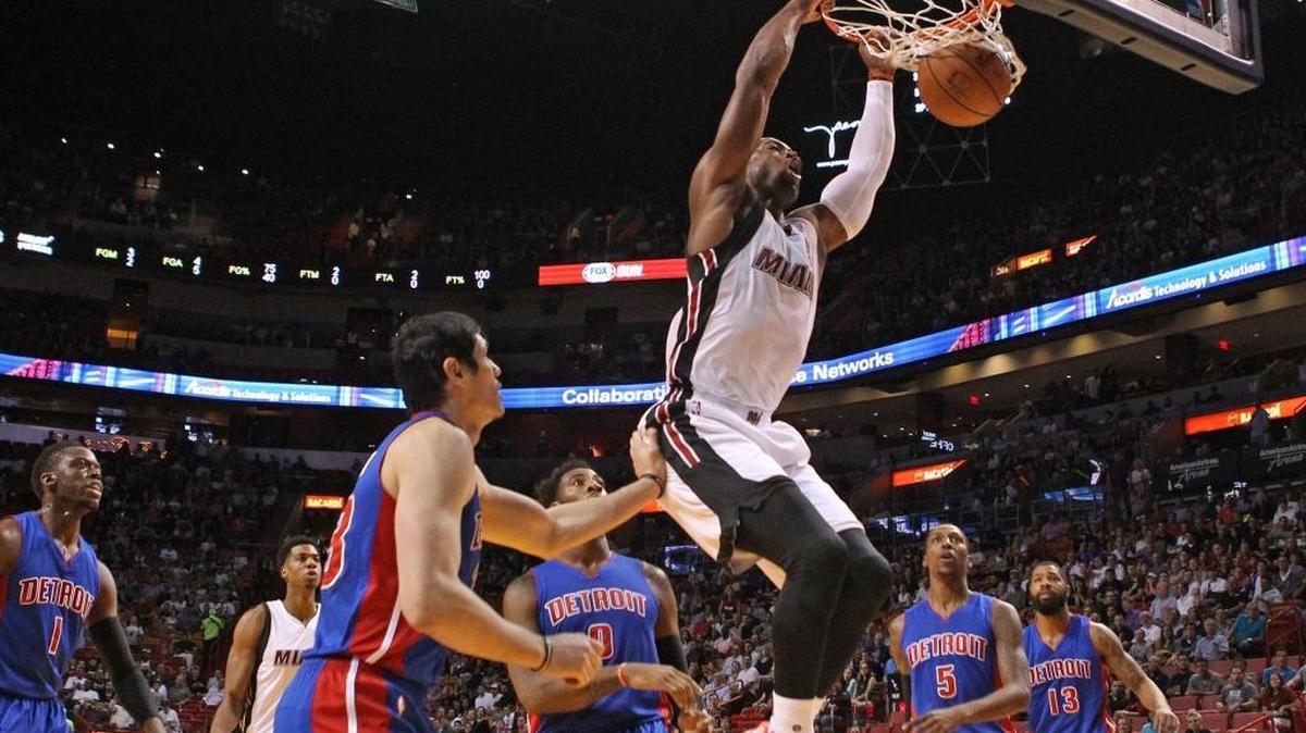 DWYANE WADE clava la pelota en el primer cuarto del choque contra Detroit.