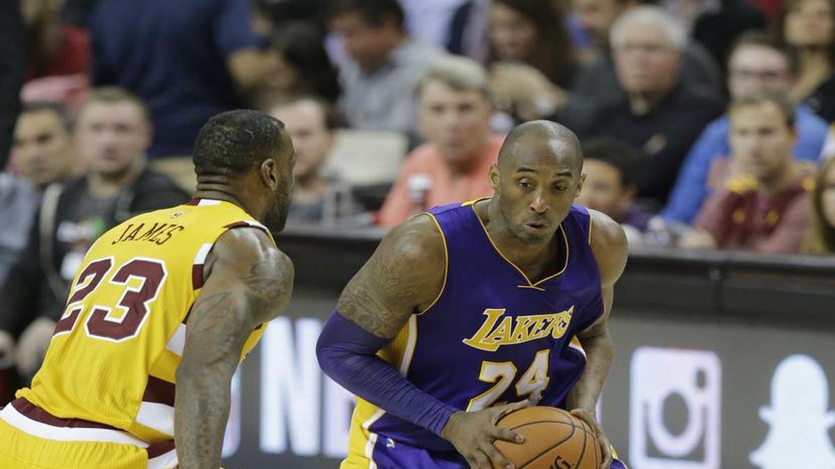 Uno de los grandes atractivos del Juego de las Estrellas será ver en la duela al astro Kobe Bryant (der.), quien anunció su retiro para el final de la temporada. En la foto trata de penetrar la marca de LeBron James, de los Cavaliers, en partido efectuado el 10 de febrero del 2016 en Cleveland.