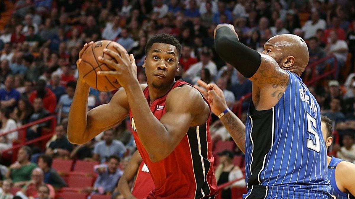 El centro del Heat Hassan Whiteside (izq.) trata de anotar ante la marca de Marreese Speights, del Magic, en el partido efectuado el 26 de diciembre de 2017 en Miami.