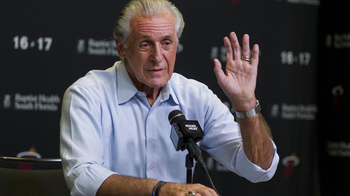El presidente del Heat Pat Riley habla a los medios el 22 de junio en la presentación de Bam Adebayo en el AAA.