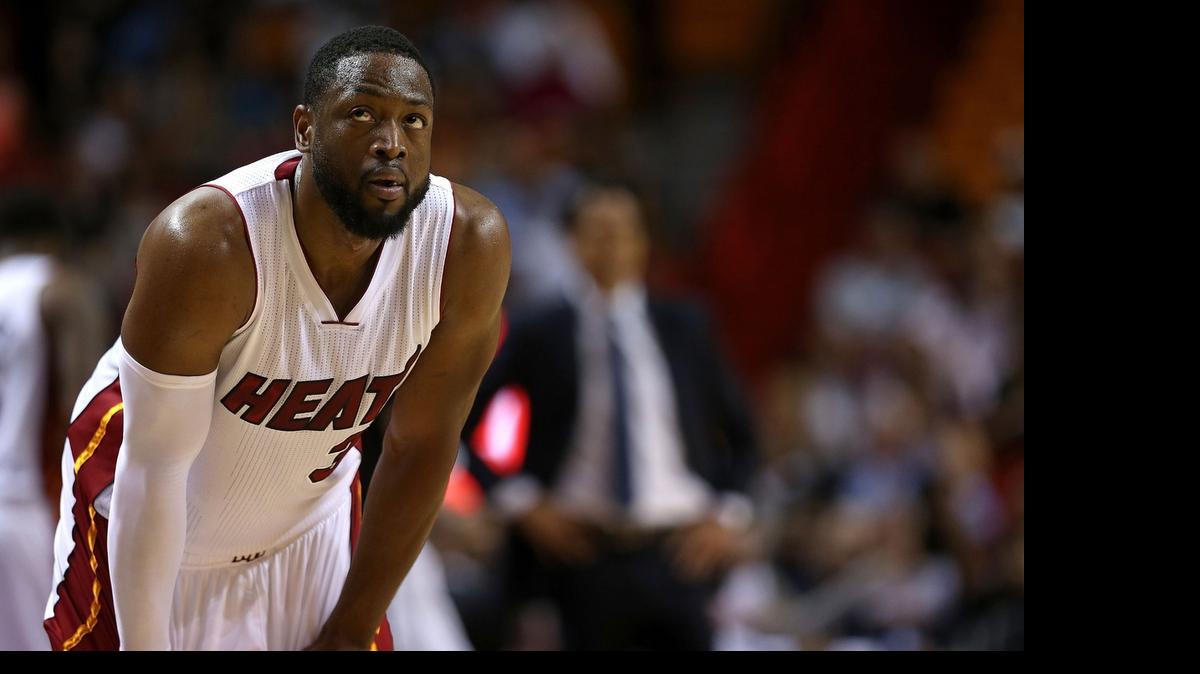 
La estrella del Miami Heat, Dwyane Wade, mira el marcador durante un partido de la temporada regular contra los Orlando Magic, el 13 de abril en el American Airlines Arena.
