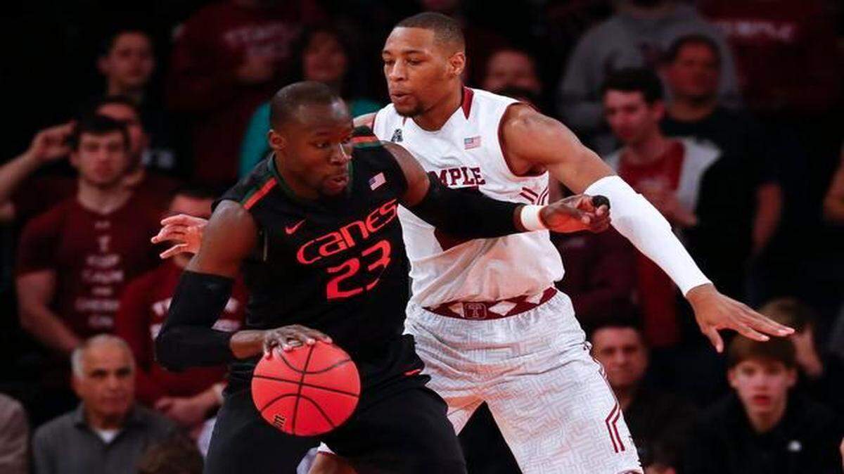 
El jugador de los Huracanes Tonye Jekiri (izq.) trata de entrar al aro ante la marca de Devontae Watson, de Temple, el martes en Nueva York.


