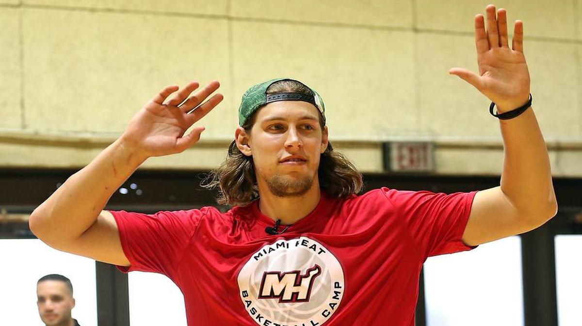 El nuevo jugador del Heat Kelly Olynyk, quien ya ha jugado en México, visitó el campamento del Heat en el Miami Dade College de Kendall este miércoles.