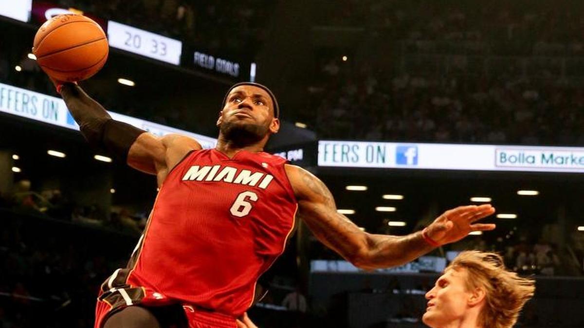 
El ruso Andrei Kirilenko (der.) trata de detener a LeBron James en un partido entre los Nets y el Heat, el 12 de mayo del 2014.
