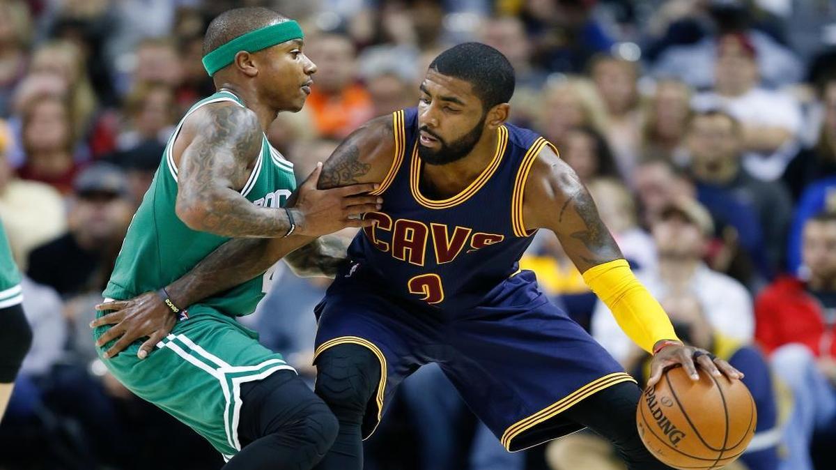 Kyrie Irving (2), de los Cavaliers, enfrenta a Isaiah Thomas, de los Celtics, en Cleveland en noviembre pasado.