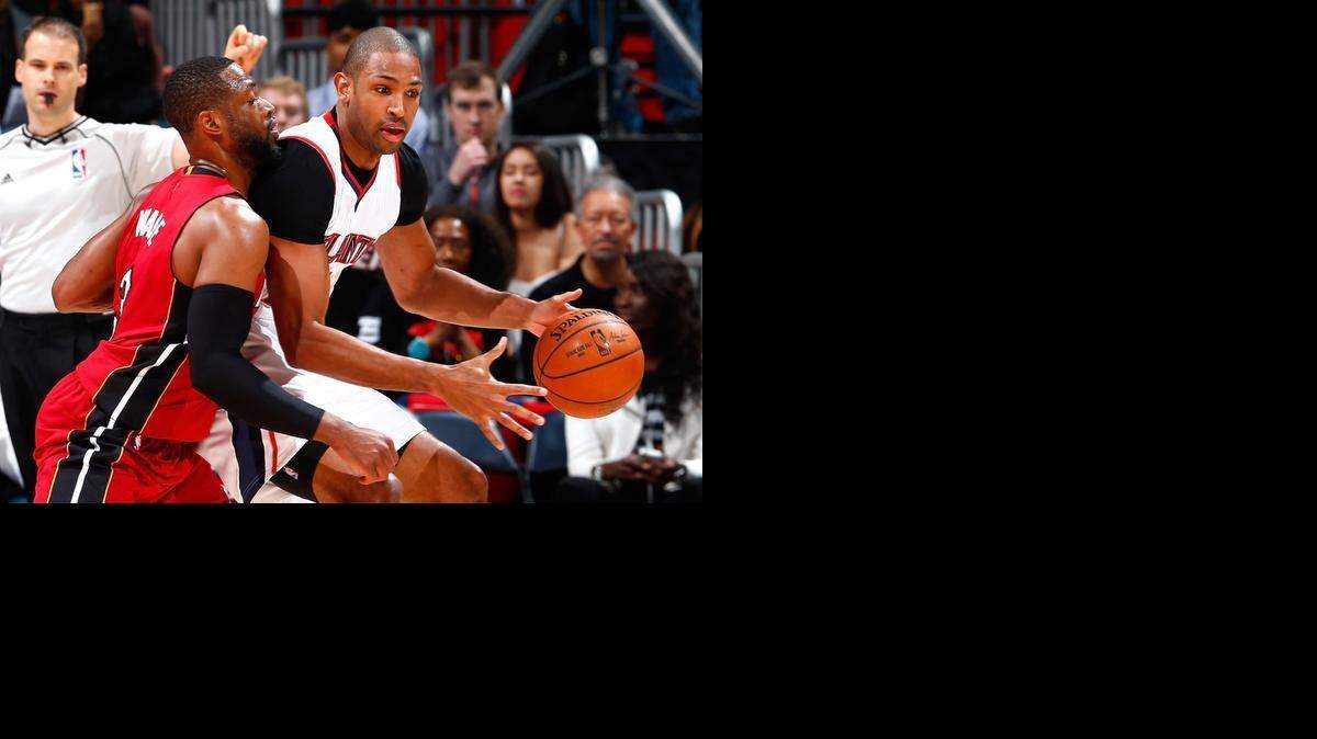 
Dwyane Wade (3), del Heat, defiende contra Al Horford, de los Hawks, la noche del viernes en Atlanta.
