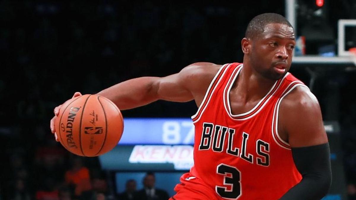 Dwyane Wade, de los Bulls de Chicago, lleva el balón en el encuentro contra los Knicks en Nueva York el pasado 31 de octubre.