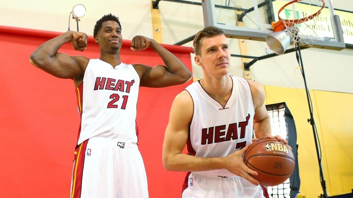 Los jugadores del Heat Hassan Whiteside, (21) y Goran Dragic posan el 26 de septiembre del 2016 en el Día de la Prensa en el American Airlines Arena de Miami.