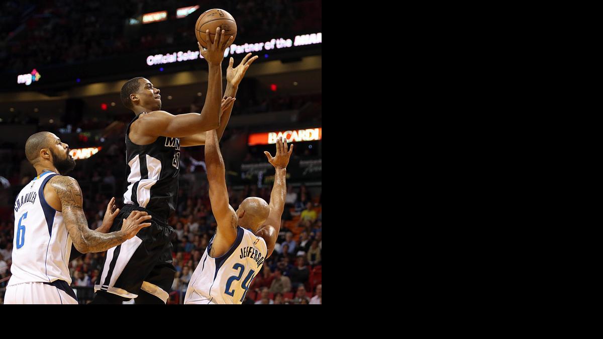 
Hassan Whiteside lanza sobre Tyson Chandler (6) y Richard Jefferson (24), la noche del viernes en Miami.
