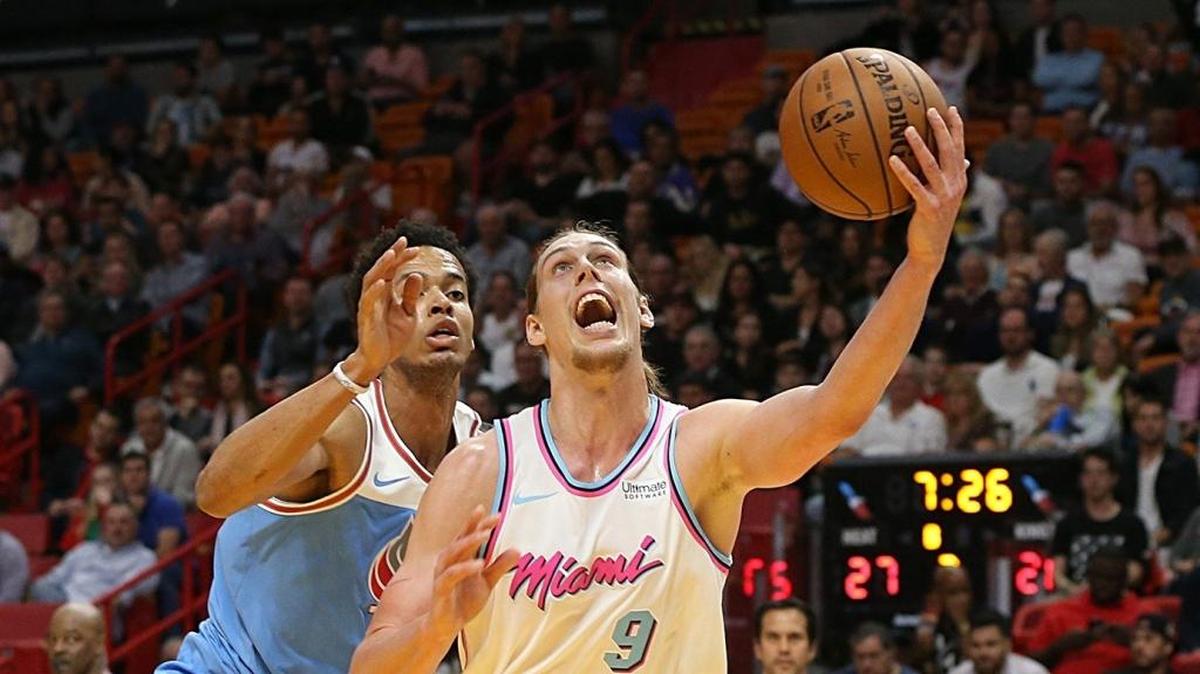 Kelly Olynyk trata de anotar por el Heat en el partido contra los Kings, el 25 de enero de 2018.