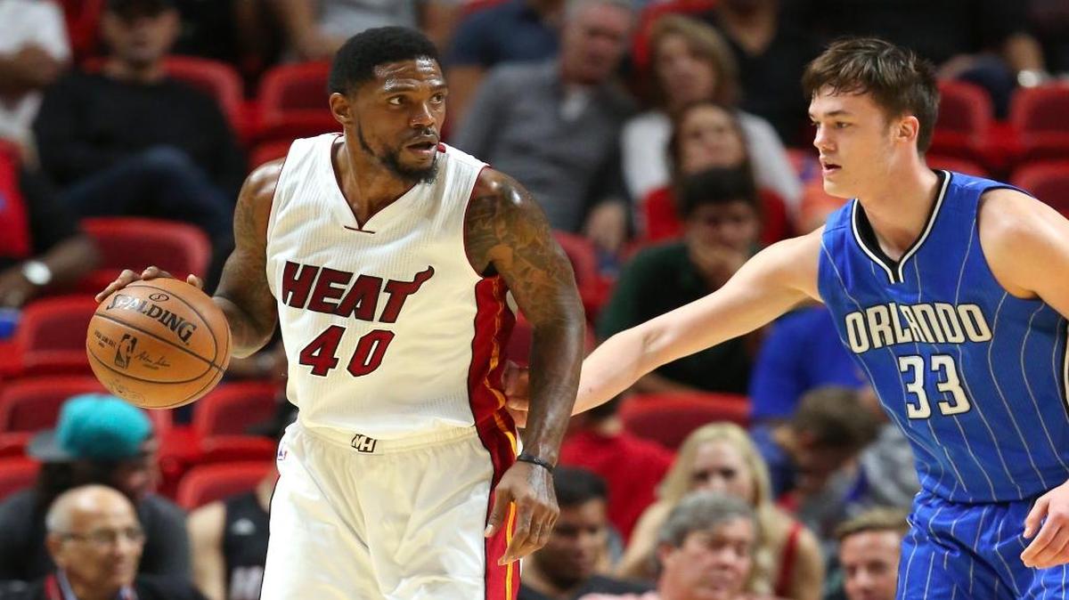 El capitán del Heat Udonis Haslem dribla el balón ant el centro de Orlando Stephen Zimmerman, el 198 de octubre en Miami.