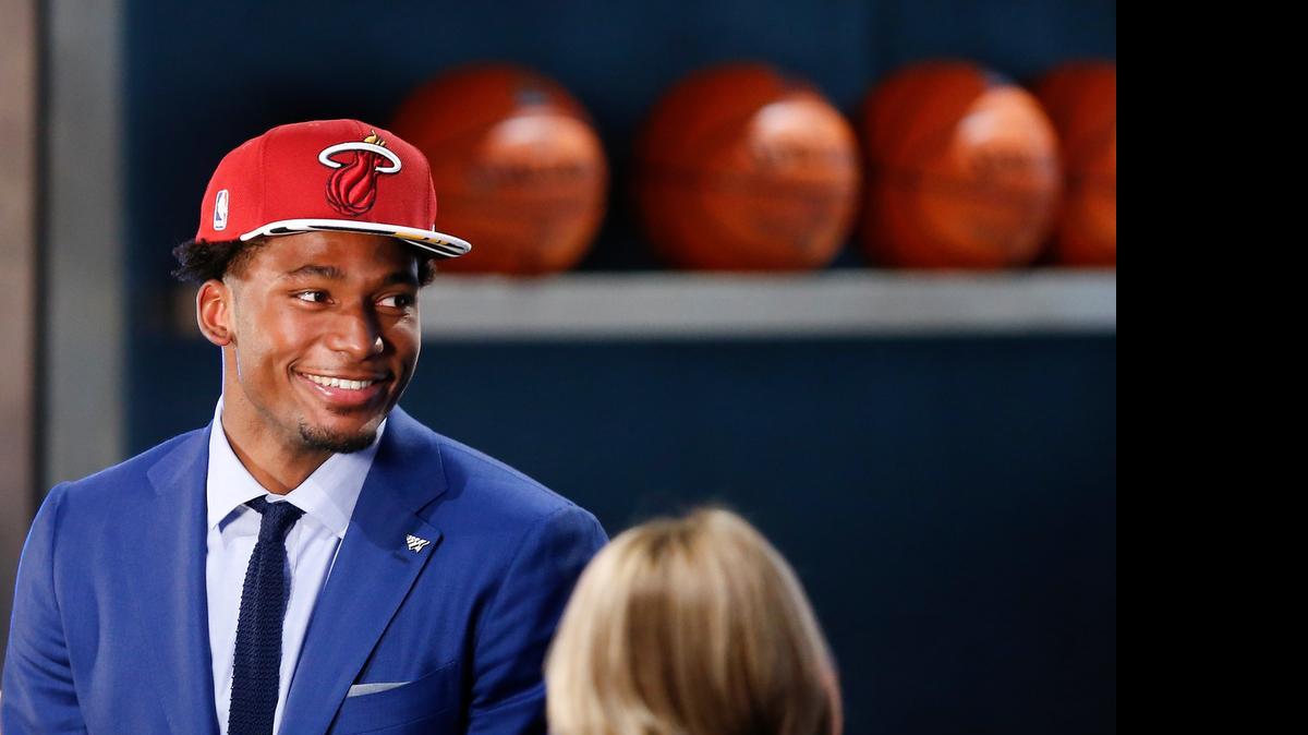 
Justise Winslow espera ser entrevistado tras ser seleccionado por el Heat en el puesto número 10 del Draft.
