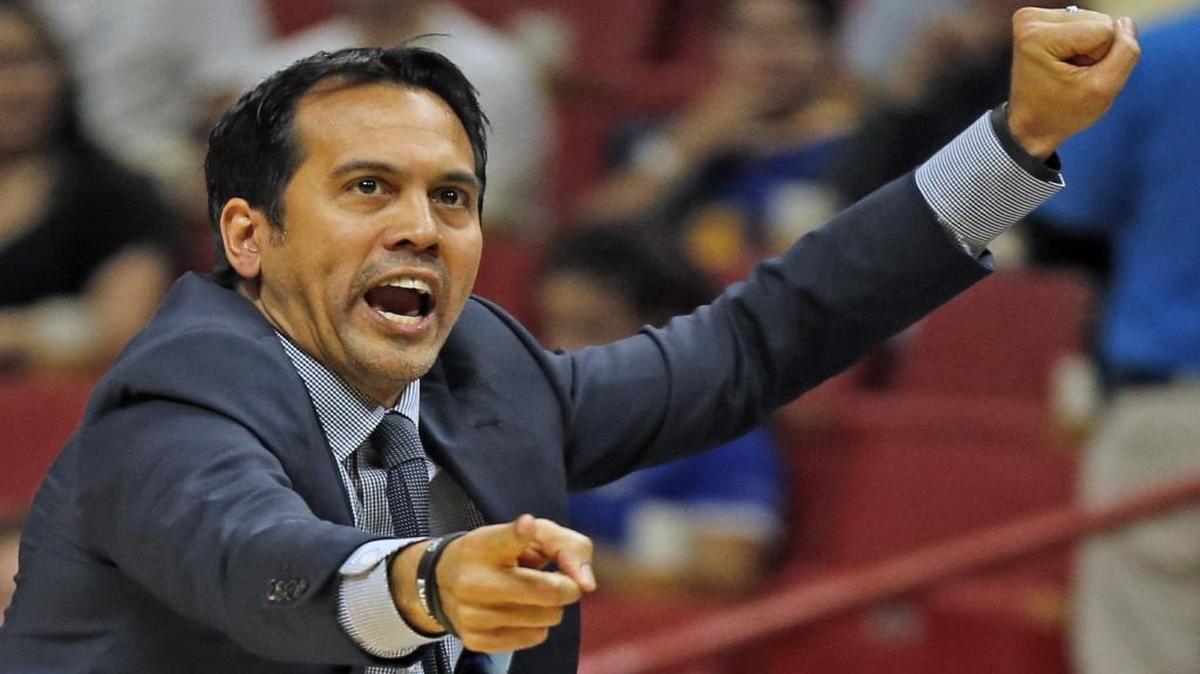 Erik Spoelstra dirige al Heat contra los Clippers en el AmericanAirlines Arena el 16 de diciembre del 2016.