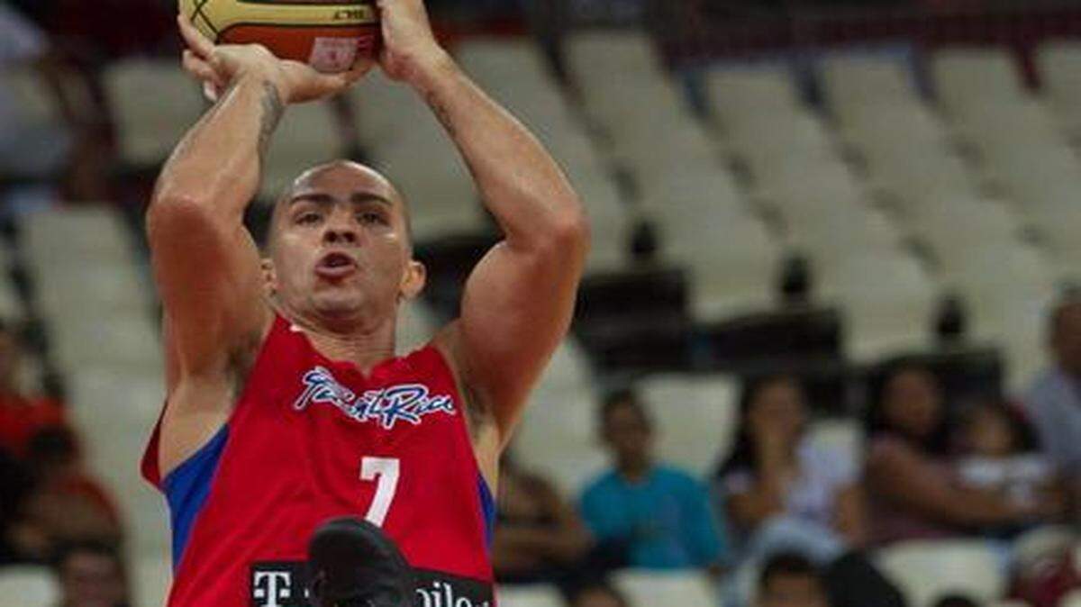 
Carlos Arroyo (izq.) regresará a jugar el próximo jueves con los Cangrejeros de Santurce en el Baloncesto Superior Nacional (BSN), la principal liga de Puerto Rico, tras doce años de ausencia después de abandonar el Galatasaray turco por retrasos en el pago de su salario.
