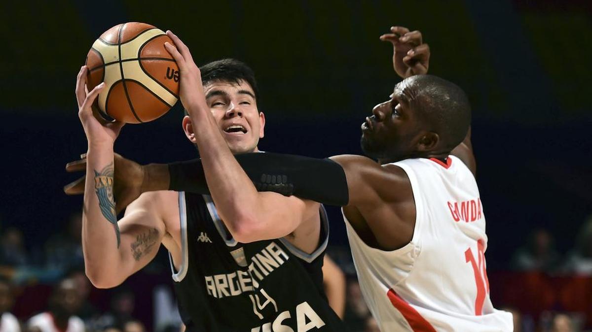 
El argentino Gabriel Deck (izq.) intenta la canasta ante la marca del cubano William Granda durante un partido del Preolímpico de basquetbol, el 3 de septiembre del 2015 en México
