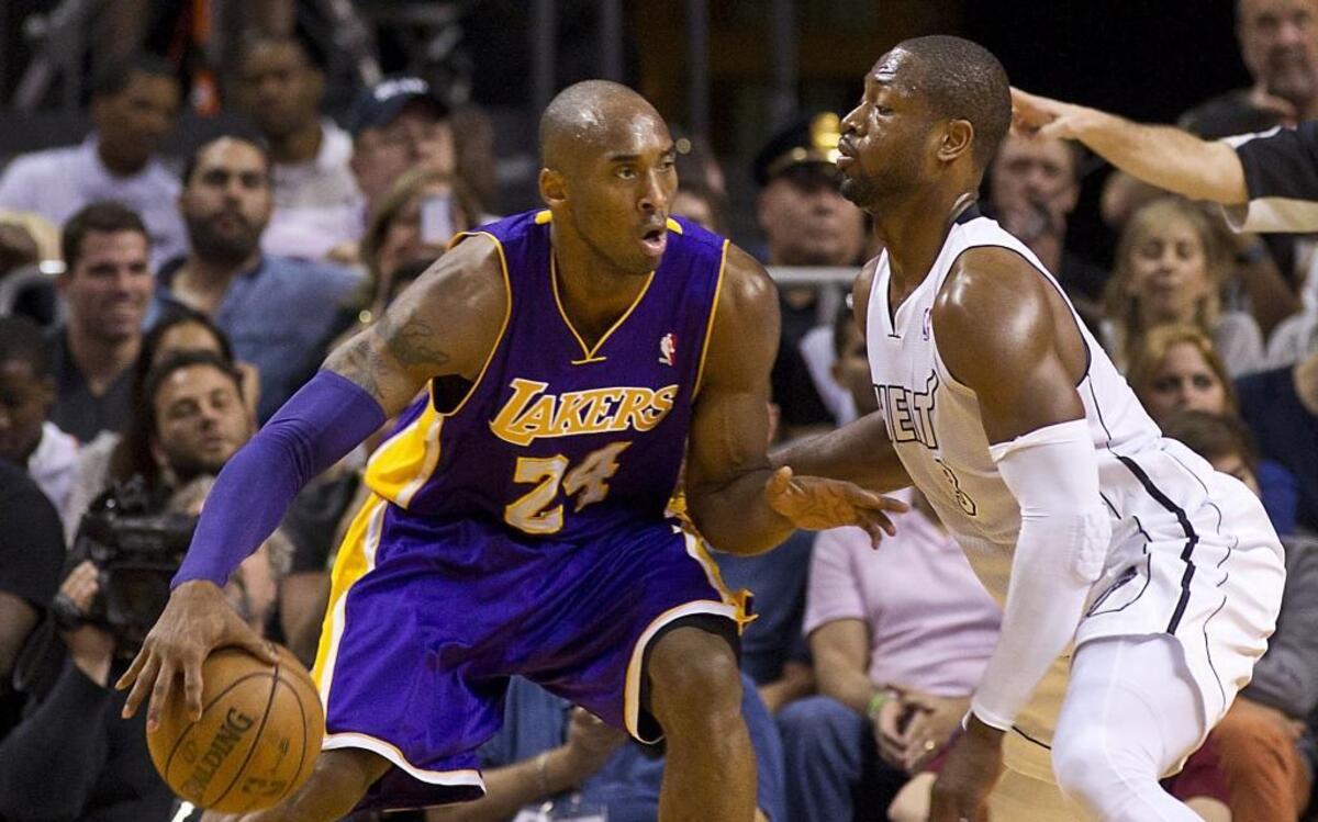KOBE BRYANT es marcado por Dwyane Wade en un choque celebrado el 10 de febrero del 2013 en Miami.