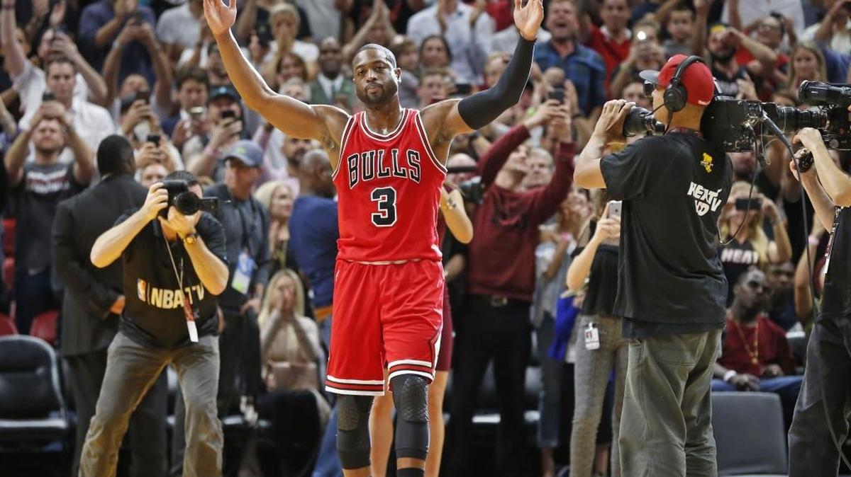 Dwyane Wade recibe el tributo de los aficionados en el American Airlines Arena en su primer encuentro en Miami con la camiseta de los Bulls el 10 de noviembre del 2016.