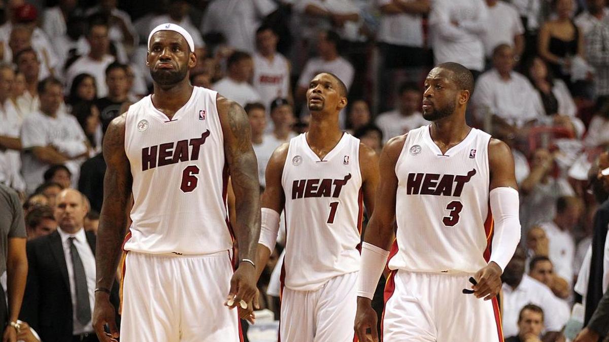 LeBron James, Chris Bosh y Dwyane Wade (de izq. a der.) caminan en un partido del Heat contra los Pacers, el 22 de mayo de 2013 en Miami.