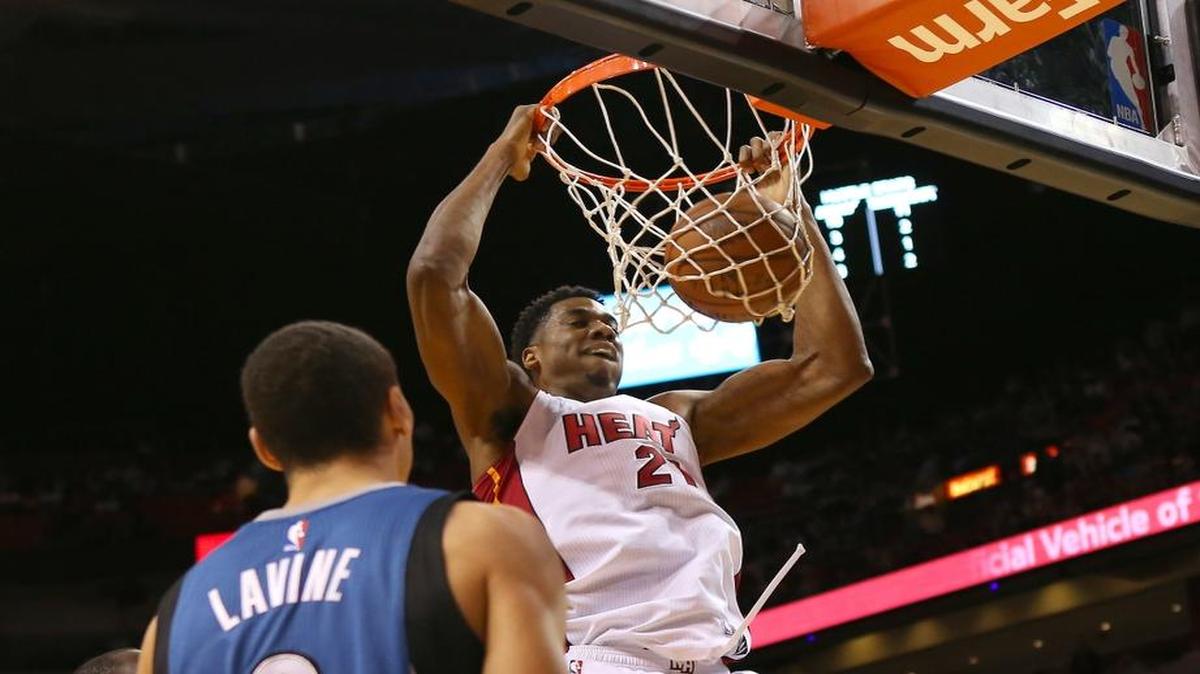 El centro del Heat Hassan Whiteside clava la pelota en el primer cuarto del partido contra los Timberwolves, el martes en Miami.