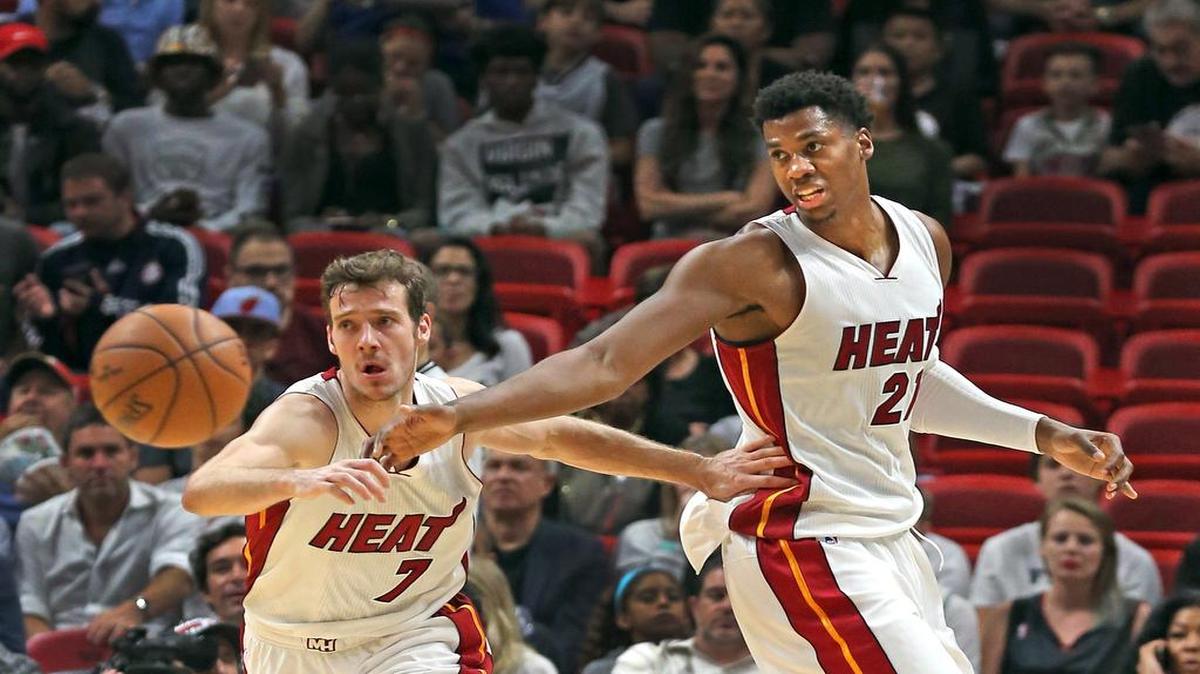 El armador del Heat Goran Dragic (izq.) y Hassan Whiteside tratan de recuperar una pelota en el partido contra los Celtics, el 28 de noviembre del 2016 en Miami.