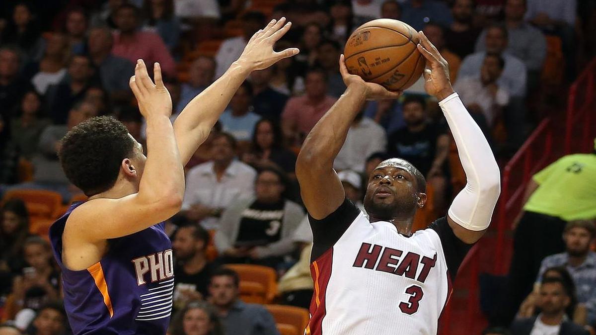 Dwyane Wade (der.) expresó que el cambio en la ofensiva de Miami ha sido muy bueno para el equipo.