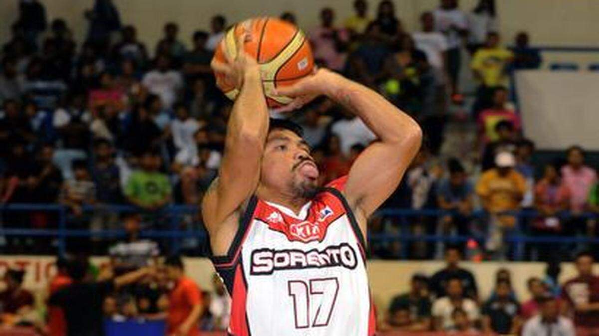 
Manny Pacquiao tira al aro durante una práctica con un equipo de básquetbol profesional de Filipinas, el 26 de noviembre del 2014 en Manila.


