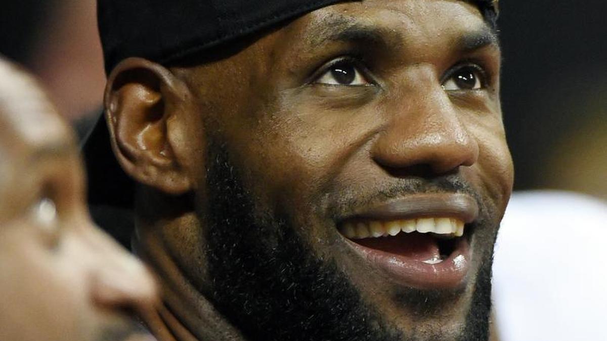 LeBron James, de los Cavaliers, asiste a un juego de la Liga de Verano en Las Vegas entre los Lakers y los Sixers, el pasado 12 de julio.