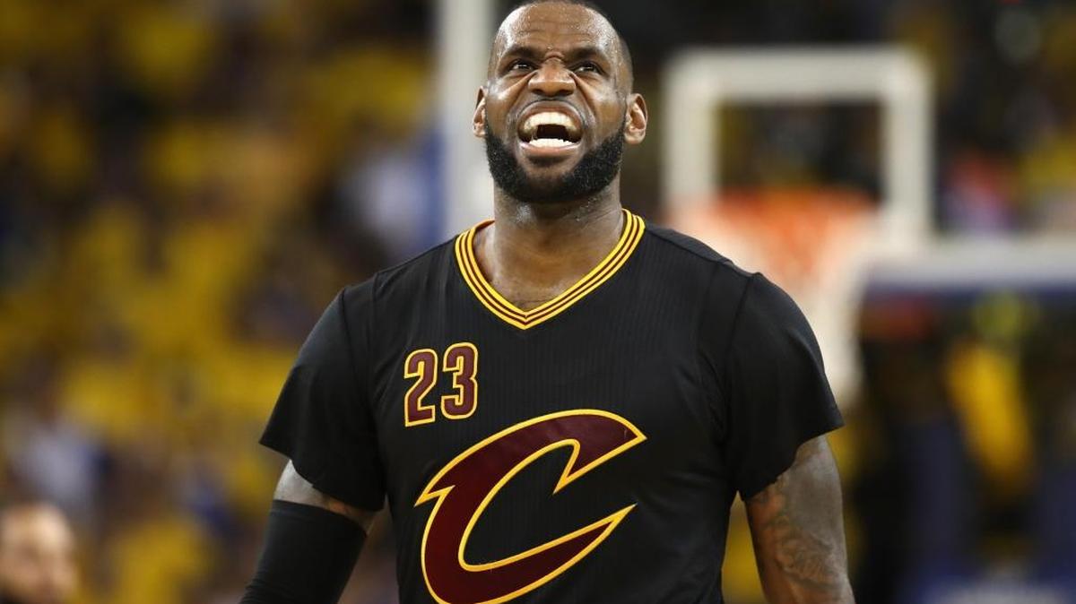 LeBron James de los Cavaliers reacciona en el Juego 5 de las Finales de la NBA ante los Warriors el 12 de junio en Oracle Arena de Oakland.