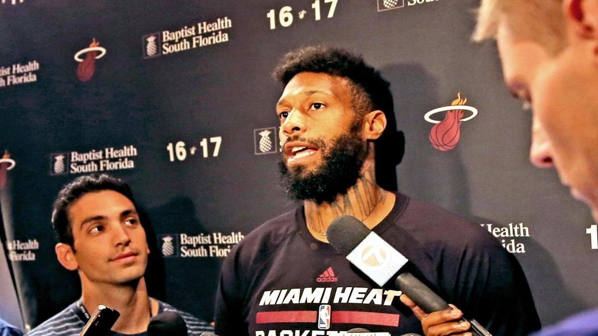 James Johnson habla con la prensa el 17 de abril, día que puso fin a la temporada del Heat en el American Airlines Arena en Miami.