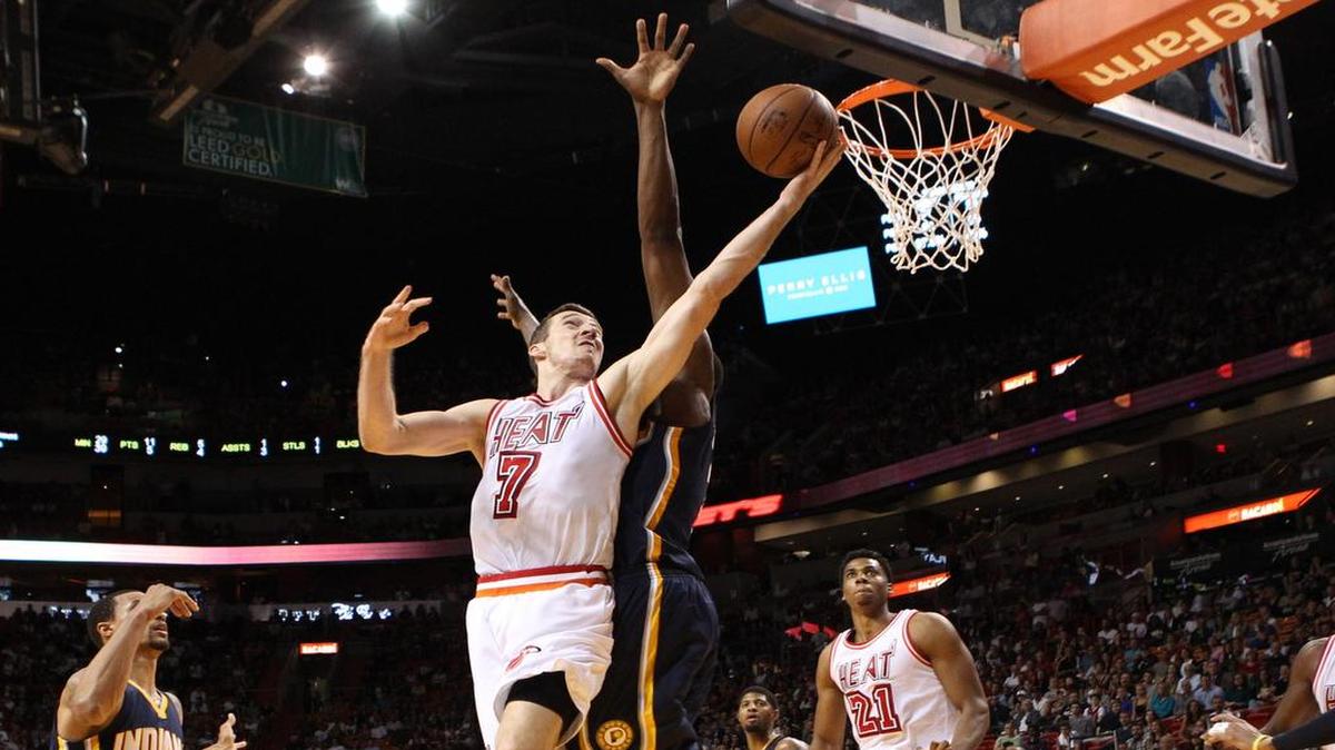 Goran Dragic tira al aro por el Heat en el partido ante los Pacers, el lunes 22 de febrero del 2016 en Miami.