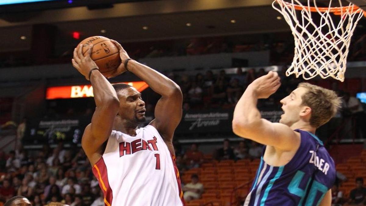 
Chris Bosh intenta la canasta ante tres jugadores de los Hornets el pasado domingo.
