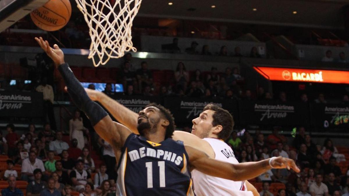 El armador del Heat Goran Dragic trata de detener a Mike Conley, de los Grizzlies de Memphis, en el primer cuarto del partido celebrado el 13 de diciembre 2015 en Miami.