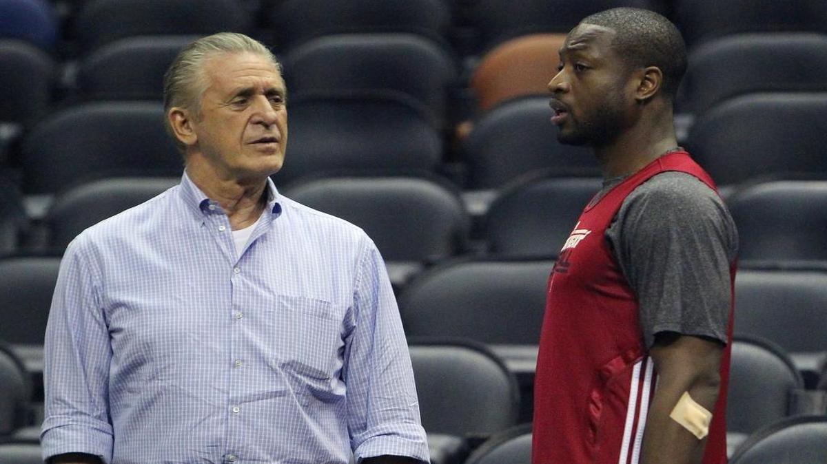 El presidente del Heat Pat Riley (der.) conversa con Dwyane Wade, en una práctica en junio del 2013.