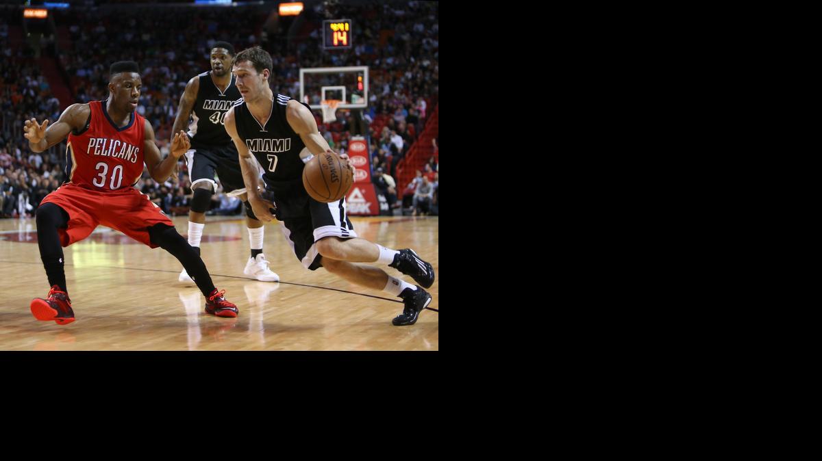 
Goran Dragic, del Heat, enfrenta la marcación de Norris Cole, ahora con los Pelicans, el sábado en Miami.
