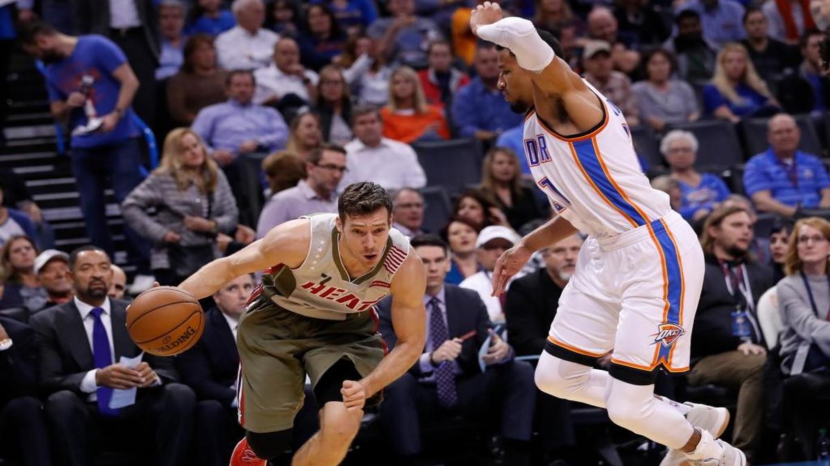 Goran Dragic (7), del Heat, se escapa a Andre Roberson (21), del Thunder, en Oklahoma City, la noche del lunes 7 de noviembre del 2016.